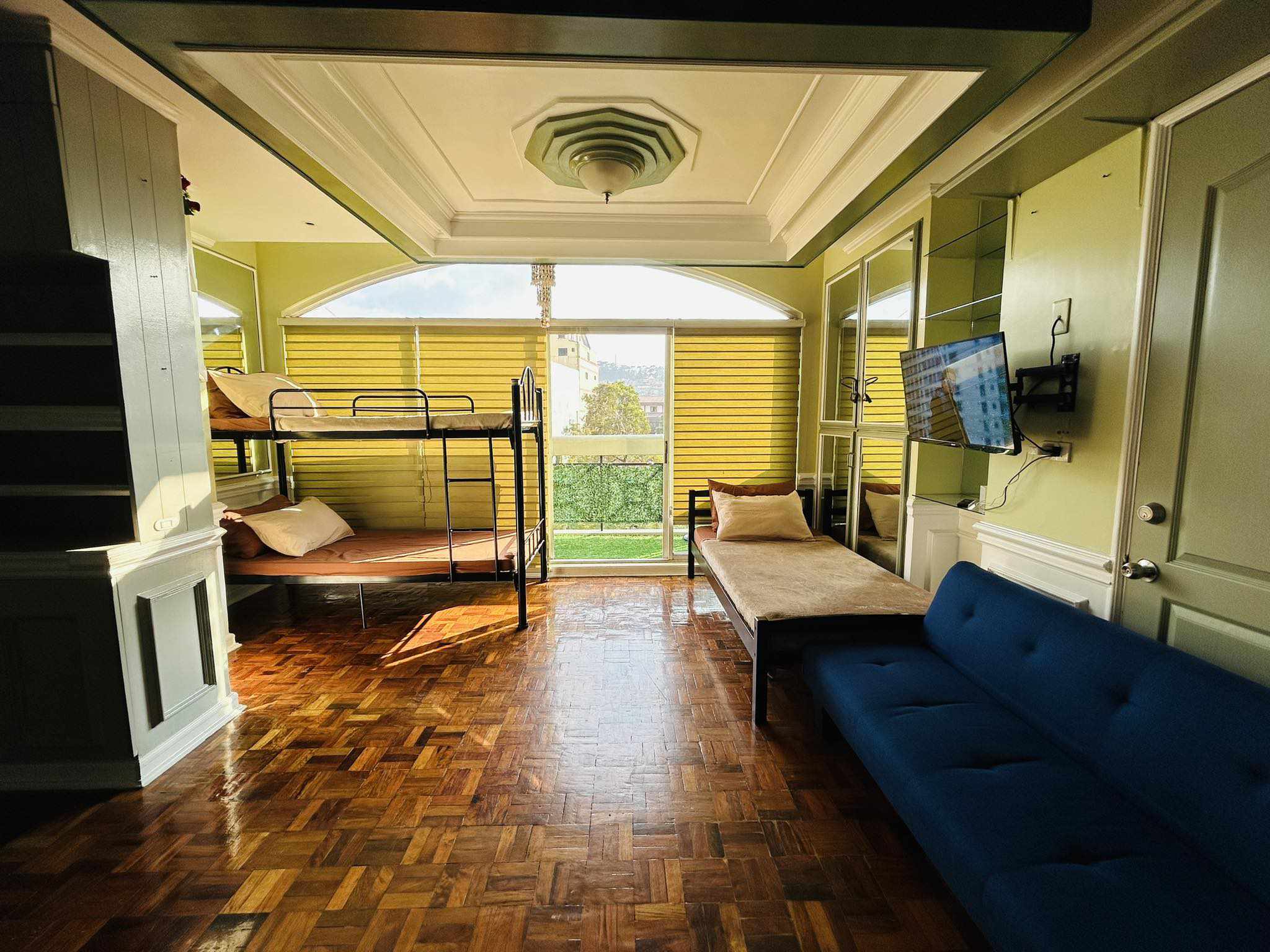 Bibz, 2BR 5B Condo Near Burnham Park. Location West Burnham Place