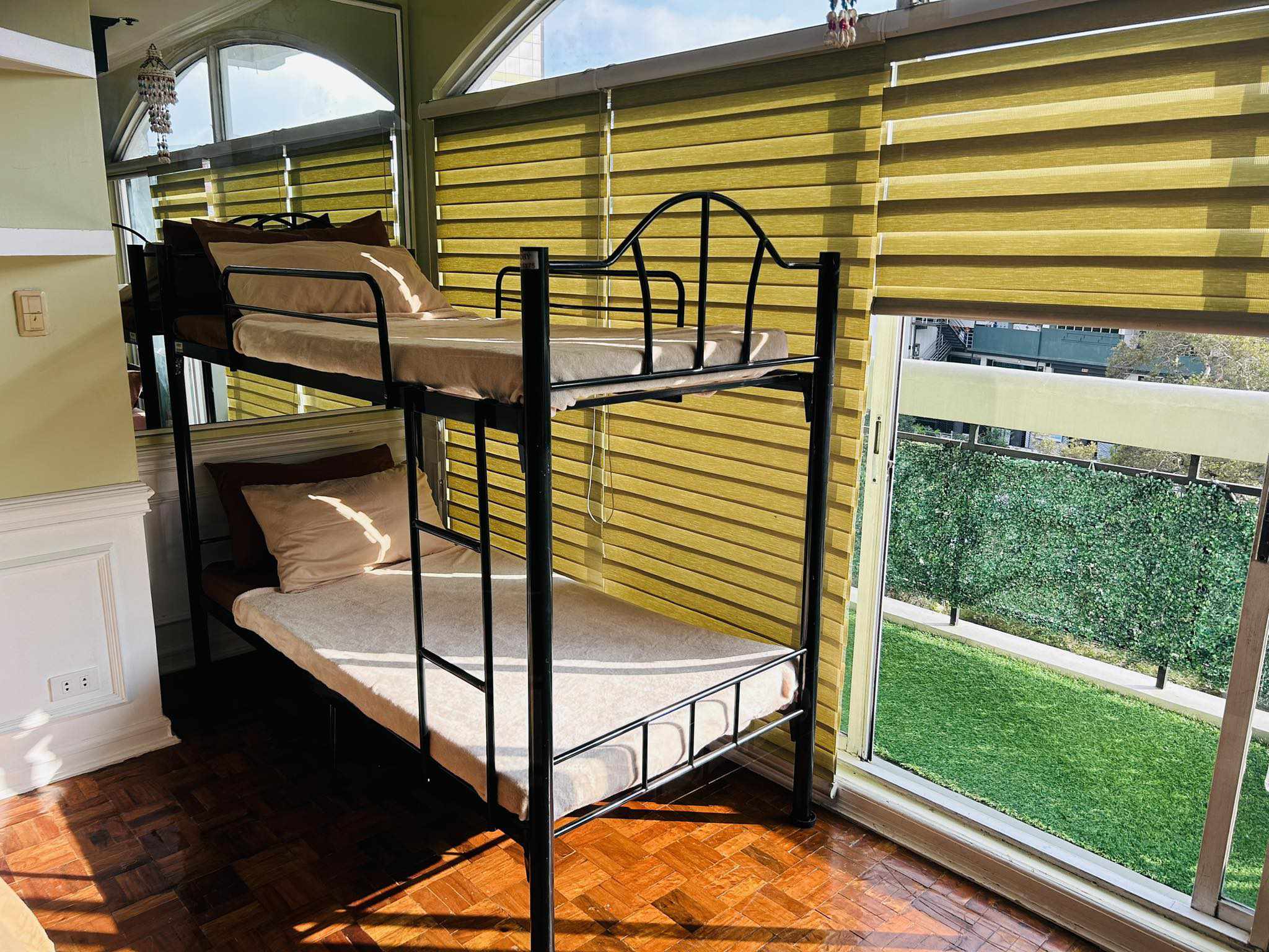 Bibz, 2BR 5B Condo Near Burnham Park. Location West Burnham Place